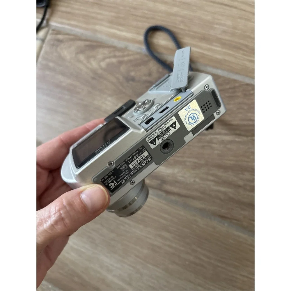 Sony Cybershot Camera w/ Case/charger &‎ Dead Battery